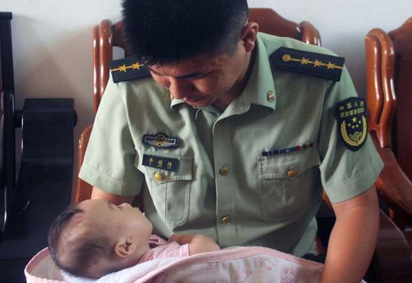 khoanh-khac-nghen-ngao-be-trai-5-thang-bi-bo-roi-tum-chat-tay-canh-sat-khi-duoc-tim-thay-fn2909babyboy02---copy-1506700351-width600height412