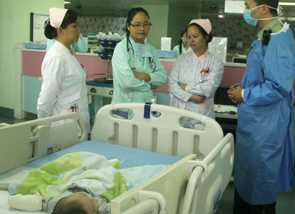khoanh-khac-nghen-ngao-be-trai-5-thang-bi-bo-roi-tum-chat-tay-canh-sat-khi-duoc-tim-thay-fn2909babyboy03---copy-1506700351-width600height435