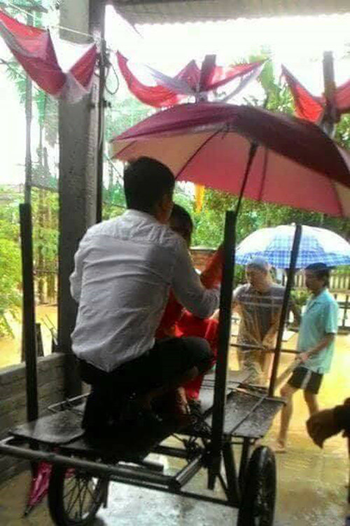 dam-cuoi-mua-mua-bao-chu-re-ruoc-dau-bang-xe-bo-gay-sot-mang-xa-hoi-anh_2-1509879068-582-width500height750