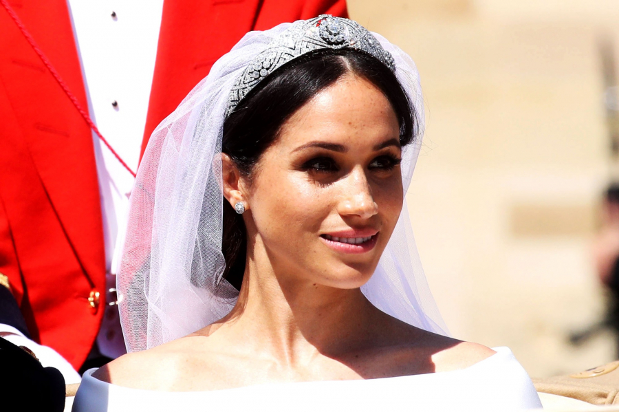 Meghan Markle trang điểm nhẹ nhàng, để lộ những đốm tàn nhang trong Quatrian shbet hiện đang mở Hoàng gia vào 19/5 vừa qua