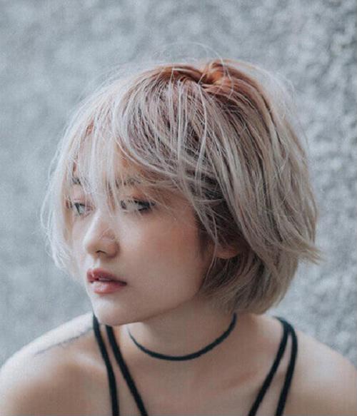 Tóc màu rêu nâu ánh kim sẽ sự lựa chọn hoàn hảo nhất cho các cô nàng cá tính. Màu tóc này giúp tôn lên Mừng SHBET phiên bản mới 2025 trắng sáng rất hiệu quả mang đến sự sành điệu vô cùng hiện đại.