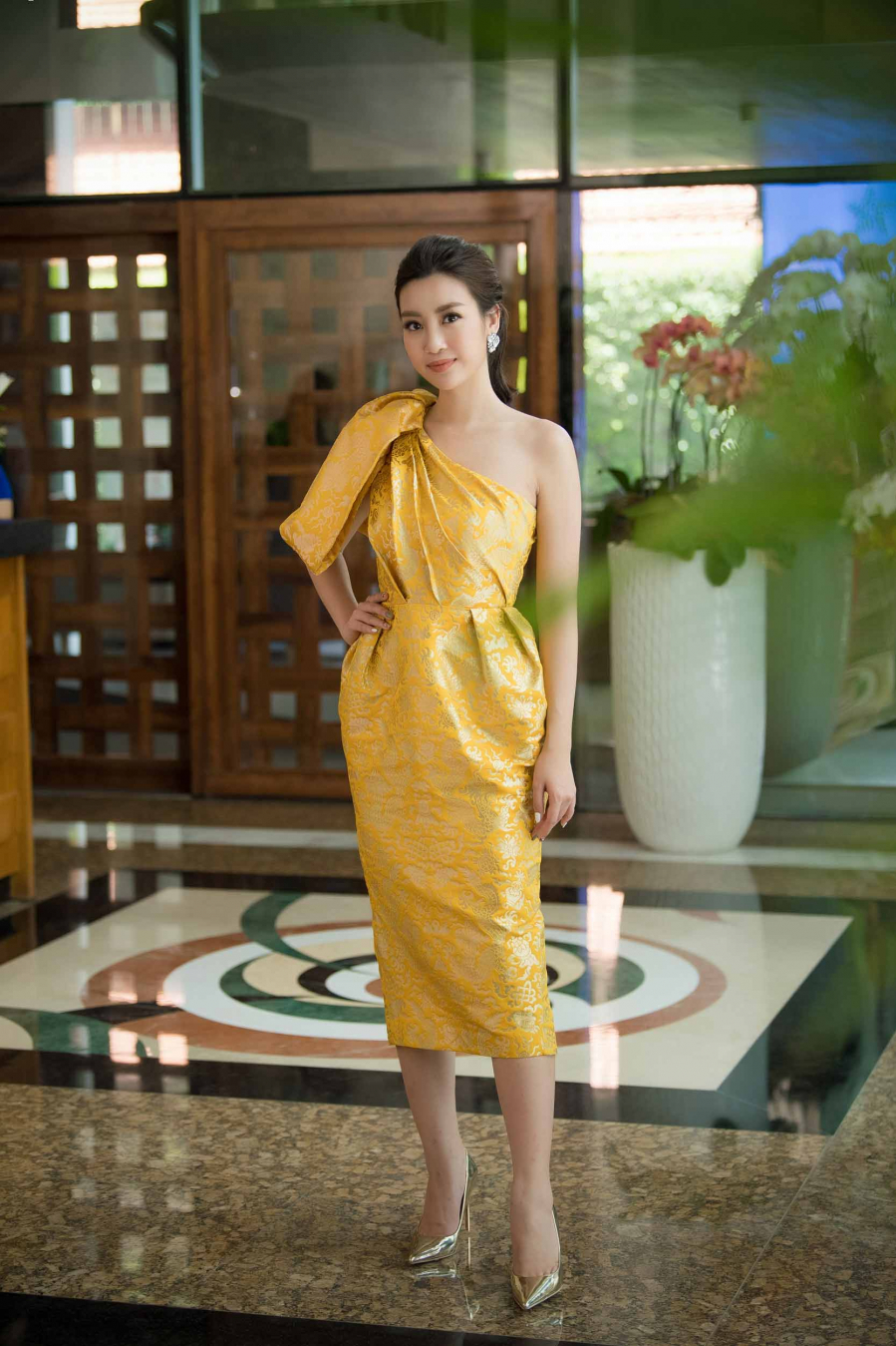 Đỗ Mỹ Linh kết hợp với giày ánh kim để tạo nên sự ấn tượng cho bộ Shbet999 com đăng nhập nhưng không kém phần thanh lịch.