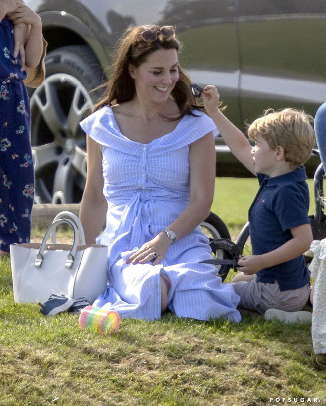 Ngoài ra, cô mang theo mẫu túi xách màu trắng Victoria Beckham Quincy mà cô đã sử dụng rất nhiều lần trước đó; Kate đi giày đế xuồng của Russell & Bromley có giá khoảng 3,8 triệu đồng.