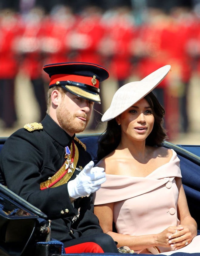 Tân công nương Meghan vô cùng xinh đẹp, kiều diễm khi xuất hiện cùng Hoàng tử Harry. Nếu như hoàng từ lịch lãm chỉn chu trong bộ quân phục thì công nương xinh đẹp của chúng ta diện một thiết kế đầm hồng nhạt dáng trễ vai nhẹ nhàng tôn bờ vai trần mảnh mai gợi cảm của mình.
