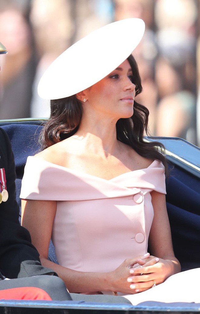 Công nương Meghan có vẻ rất thích những thiết kế mũ tinh giản, cả hai sự kiện Hoàng gia gần đây cô đều chọn cho mình hai thiết kế tối giản mọi chi tiết và xuyệt tông cùng bộ Shbet999 com đăng nhập của mình. Công nương trang điểm nhẹ nhàng, Shbet123 Link Vào ShBet Mới Nhất để xõa đơn giản càng tôn được nhan sắc xinh đẹp, thanh thoát của mình.