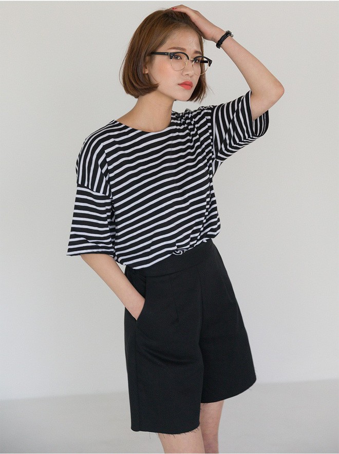 Combo áo kẻ đen trắng cùng quần shorts đen chẳng cần thêm thắt phụ kiện vẫn đẹp bất hủ.    