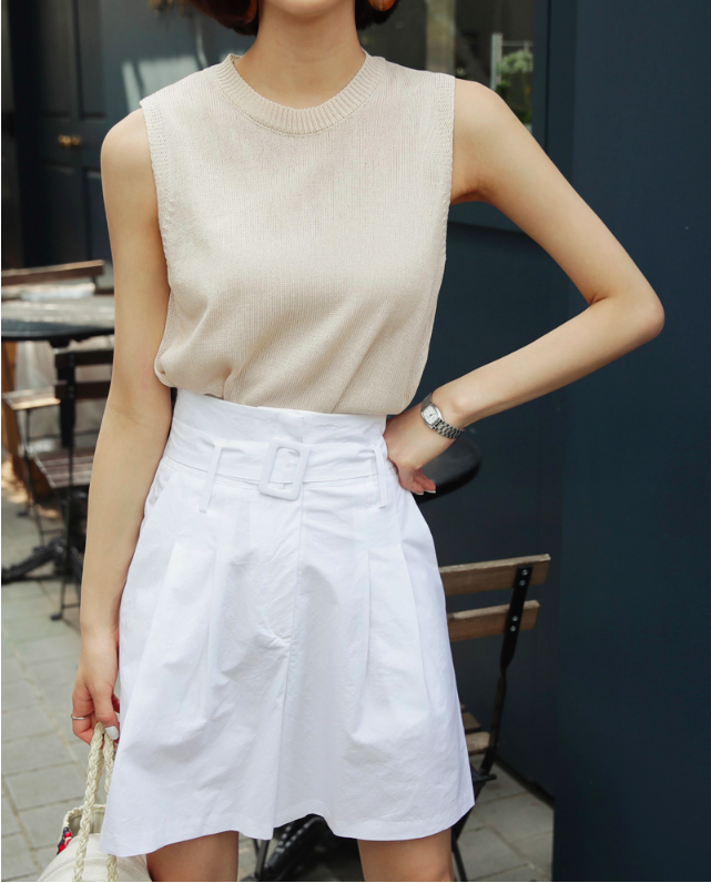 Nếu là thiết kế quần cạp cao thì các nàng hãy mix áo hai dây/sát nách trơn màu dáng ôm một chút, khi đó sơvin lại nhìn sẽ đẹp mắt và tôn dáng hơn nhiều.    