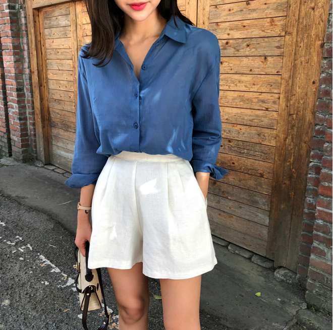 Quần mom shorts đa phần đều có màu sắc cùng kiểu dáng tối giản đúng với phong cách cổ điển, vậy nên những thiết kế sơmi đứng dáng sẽ hợp hơn cả khi diện cùng dáng quần này để tạo nên một set đồ chỉn chu hợp cả môi trường công sở.