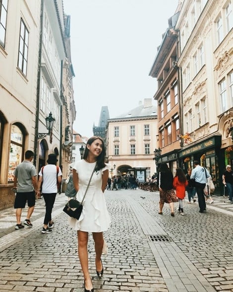 Cô nàng hot girl Ngọc Thảo đang vi vu tận trời Tây cũng không quên nắm bắt xu hướng cùng chiếc đầm trắng đơn giản, với hai phần bèo nhấn nhẹ phía trước tùng váy vô cùng nữ tính.  