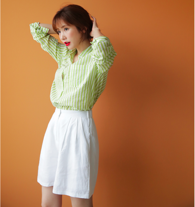 Tuy là quần shorts nhưng vẫn có chiều dài phù hợp chứ không hề ngắn cũn như bạn tưởng. Thiết kế mom shorts trắng trơn đơn giản kết hợp cùng sơmi và sơvin gọn gàng đảm bảo đầy đủ sự chỉn chu cho các nàng tại bất kỳ nơi đâu.    