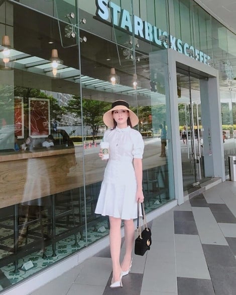 Cô nàng Sam còn không quên diện kèm váy trắng với phụ kiện mũ cói trendy nhất mùa hè.    