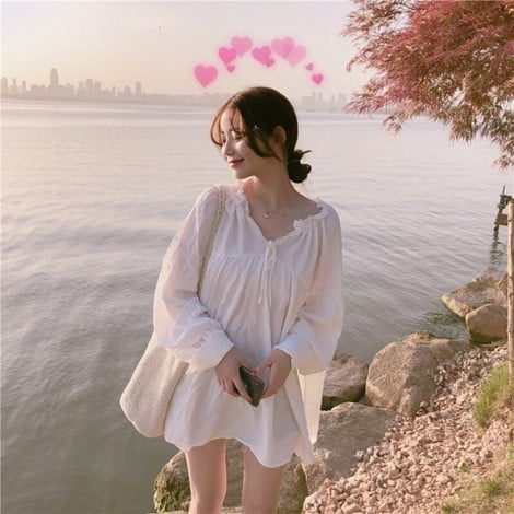 Đầm trắng năm nay được các nhãn hàng tung ra với đa dạng các mẫu mã, từ midi, maxi cho tới babydoll…    