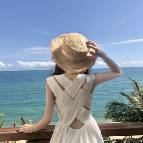Hoặc một chiếc đầm với phần lưng được biến tấu, cách điệu cũng khiến bạn nổi bần bật trong mỗi khung hình đấy.    