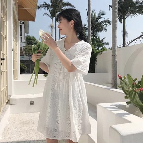 Nếu bạn sợ mặc một màu trắng không sẽ khiến bạn đơn điệu thì hãy chọn chất liệu vải thêu để tạo thêm điểm nhấn nhá nhé.    