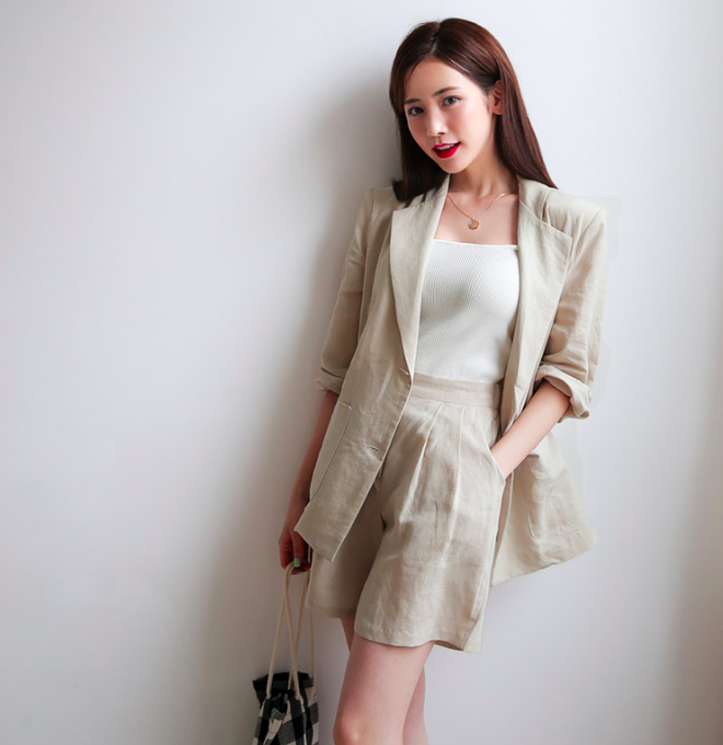Mom shorts cũng được ứng dụng khá nhiều với những set matching cùng blazer, đương nhiên sự thanh lịch chỉn chu của bộ đồ này thì khỏi bàn cãi rồi.    