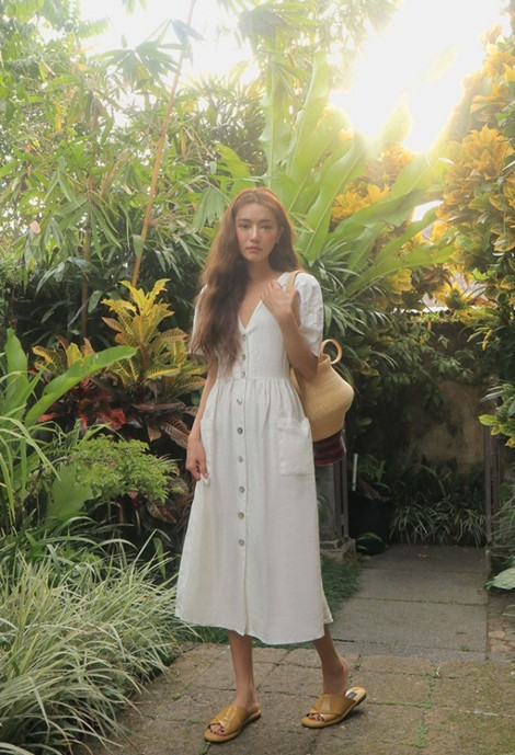 Một vài nhãn hàng có nhiều mẫu đầm trắng xinh yêu vô cùng bạn có thể tham khảo như: Zara, Stylenanda, Topshop….    