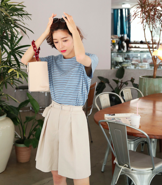 Ngay cả khi năng động thoải mái với áo phông và quần shorts thì chiều dài của quần cũng góp phần tăng hiệu ứng tinh tế, chuẩn mực cho chiếc áo phông đơn giản.    