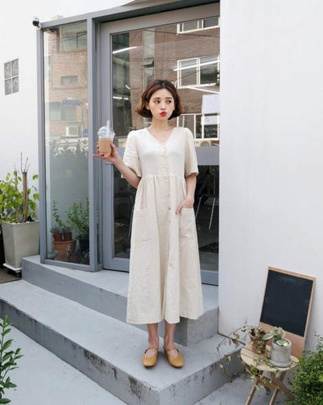 Những mẫu đầm theo tiêu chí “less is more” cũng vô cùng hút mắt, tạo sự thoải mái cho người mặc.      