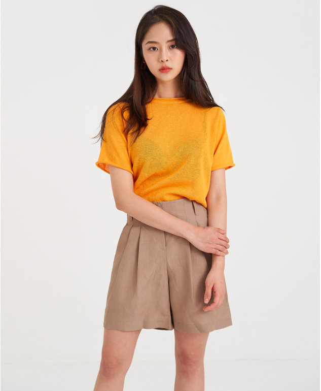 Mom shorts chính là một thiết kế đơn giản hết mức nhưng lại đặc biệt cá tính. Vốn dĩ nó hợp với đủ kiểu áo từ điệu đà đến thoải mái, thế nhưng nếu tinh ý một chút các nàng hãy chọn những sắc độ cùng tông kết hợp với nhau như vậy kể cả là trơn màu thì vẫn cứ nổi bật.    