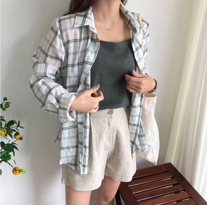 So với những thiết kế jean shorts hay bất kỳ dáng quần đơn giản quen thuộc nào, mom shorts dù đơn giản đến tối giản vẫn có nét thú vị trong thiết kế. Set đồ layer sơmi cùng áo hai dây sẽ cá tính hơn hẳn khi kết hợp cùng mom shorts vải đũi chứ không phải bất kỳ thiết kế nào khác.    