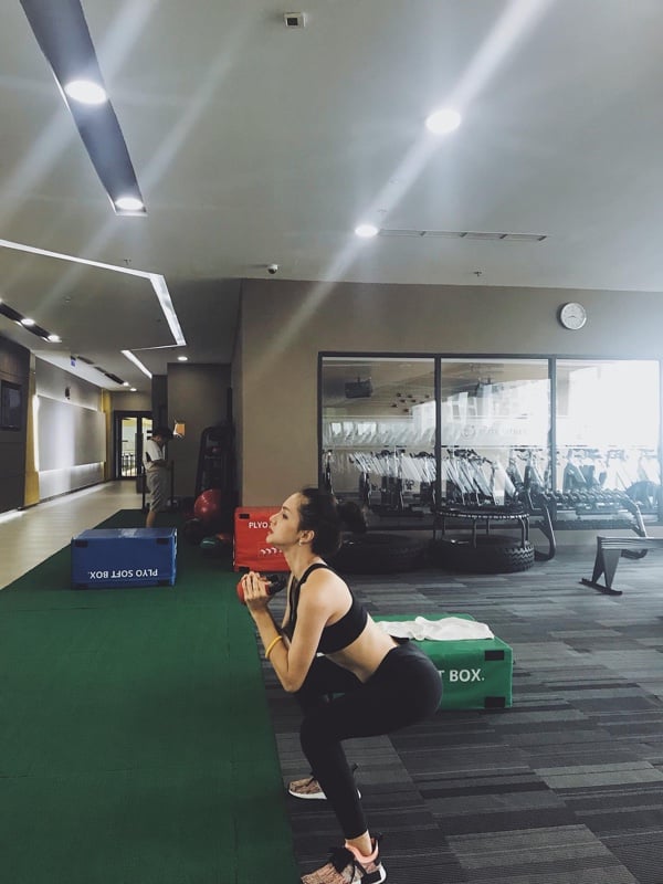 Để có hiệu quả tốt hơn, nữ ca sĩ thường tập kèm với tạ    