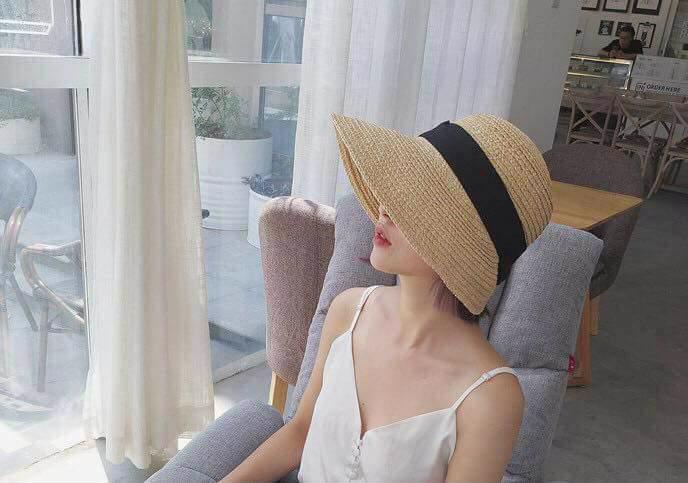 Mũ cói không chỉ che nắng khi đi biển mà còn làm phụ kiện cho váy.    