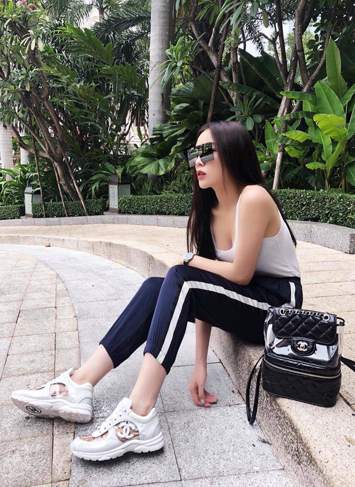 Mới đây trên trang cá nhân, Kỳ Duyên đã khoe hình ảnh street style đầy thời thượng trong áo ba lỗ đơn giản và quần thể thao.    