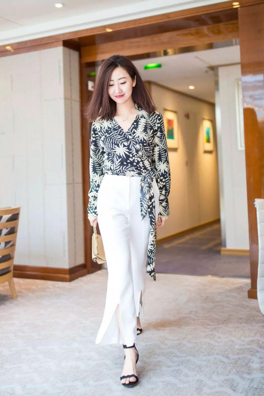 Hoặc với xăng đan quai ngang.  