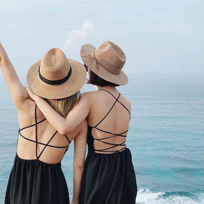 Những bộ đầm maxi sẽ cuốn hút hơn khi được kết hợp với mũ cói.    