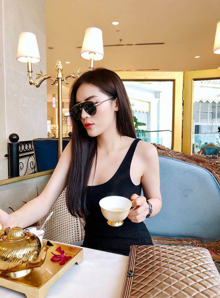 Kính mát là một món phụ kiện không thể thiếu của nàng Hoa ậu đình đám mỗi khi xuống phố.     