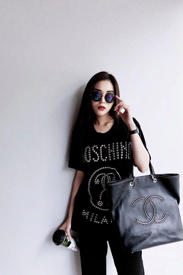 Một hình ảnh đầy cá tính khác của người đẹp sinh năm 1996. Chiếc áo đính kết đầy lạ mắt của thương hiệu Moschino kết hợp nhuần nhuyễn trong chiếc túi xách to cùng màu của Chanel.