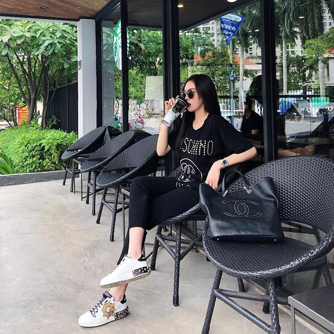 Đôi sneaker màu trắng với họa tiết đặc biệt của D&G, bỗng nhiên trở thành điểm nhấn thú vị cho cả bộ Shbet999 com đăng nhập.    