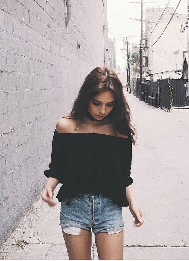 Một chiếc quần sooc jeans cùng áo trễ vai màu đen vừa gơi cảm lại vừa tăng sự huyền bí.    