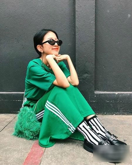 Trang phục đơn sắc, gam màu nổi bật không chỉ giúp bạn trẻ trung hơn mà còn có rất hiện đại, thời trang. Bạn có thể diện đồ màu xanh lá cây, màu tím đậm, màu xanh da trời…