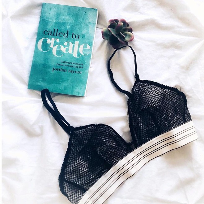 Leisurée là sự kết hợp của Bralette - áo ngực không gọng, không độn mút và kiểu dáng áo thể thao thường được mặc để đi tập.