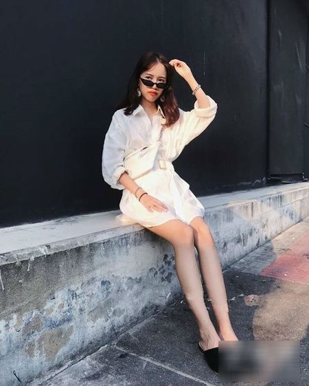 Gam màu trắng đơn sắc tối giản vừa xoa dịu mọi cảm giác oi bức, chói chang của nắng hè. Váy sơ mi trắng cùng clutch đồng màu mang lại vẻ ngoài thanh lịch, tinh khôi và trong trẻo cho chị em.    