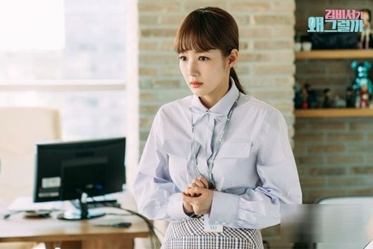 Ngay cả 9 năm trước khi mới vào làm, Thư ký Kim cũng đã có ý thức diện đồ công sở.  Áo sơ mi màu pastel và chân váy kẻ tạo nên sét đồ nhẹ nhàng, trẻ trung đầy nữ tính.     