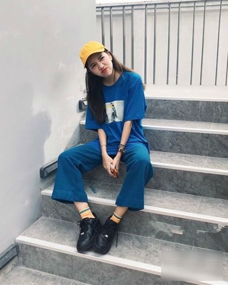 Một set đồ đơn sắc màu xanh kết hợp cùng phụ kiện tông màu vàng, đen nhẹ nhàng mang đến vẻ ngoài tươi trẻ, nghịch ngợm đến không ngờ.    