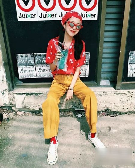 Với những cô nàng ưa chuộng phong cách năng động, các nàng có thể mix áo sơ mi tay ngắn màu đỏ với quần vải màu vàng. Đừng quên chọn đôi giày sneaker màu trắng, tất đỏ và khăn turban cùng tông.    