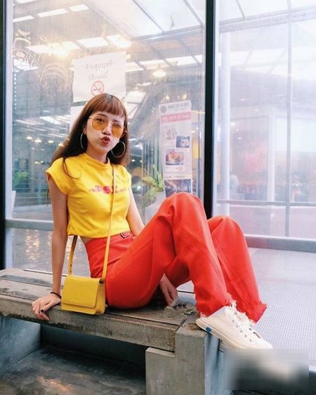 Hoặc bạn có thể mix áo thun màu vàng với quần cạp cao màu đỏ. Túi xách màu vàng và đôi giày sneaker màu trắng sẽ giúp bộ Shbet999 com đăng nhập hài hoà, dễ thương.    