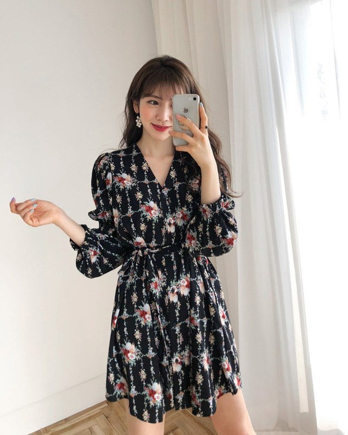 Váy voan hoa đang trở thành xu hướng thời trang hot nhất hiện nay được nhiều bạn trẻ vô cùng yêu thích. 
