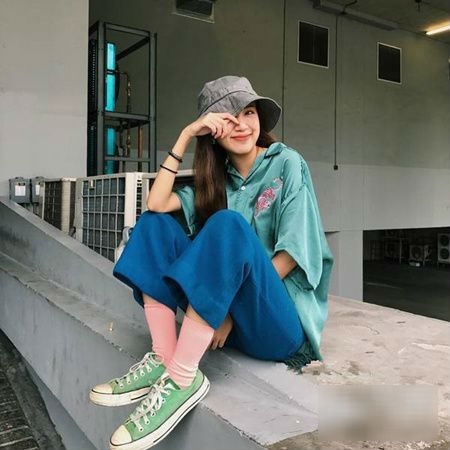 Muốn F5 bề ngoài, bạn hãy phối áo sơ mi lụa cùng quần ống rộng, giày thể thao, mũ vải siêu xinh.     