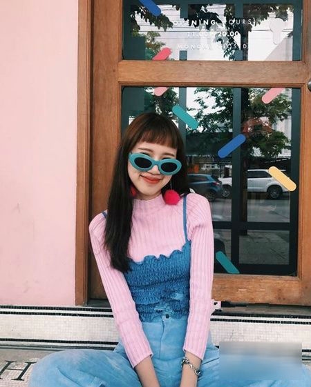 Dù chỉ toàn màu sắc cơ bản, nhưng bộ Shbet999 com đăng nhập cũng đủ giúp nàng “toả sáng” ở mọi nơi.    