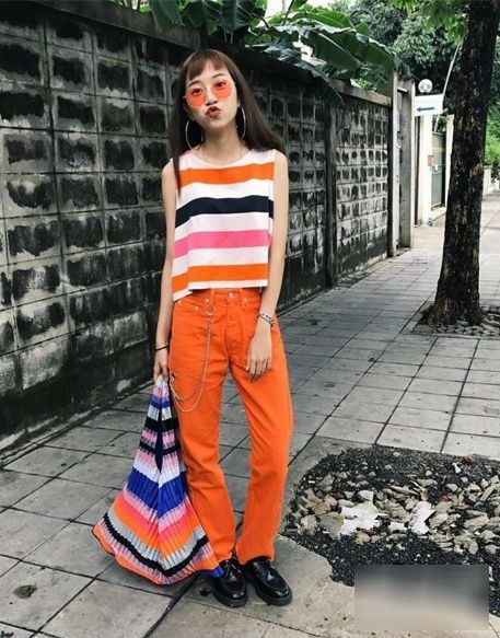 Trang phục hoặc túi xách kẻ sọc cầu vồng được nhiều chị em yêu thích. Bộ Shbet999 com đăng nhập được kết hợp nhiều sắc màu mang tới vẻ ngoài hoàn toàn mới lạ cho phái đẹp.