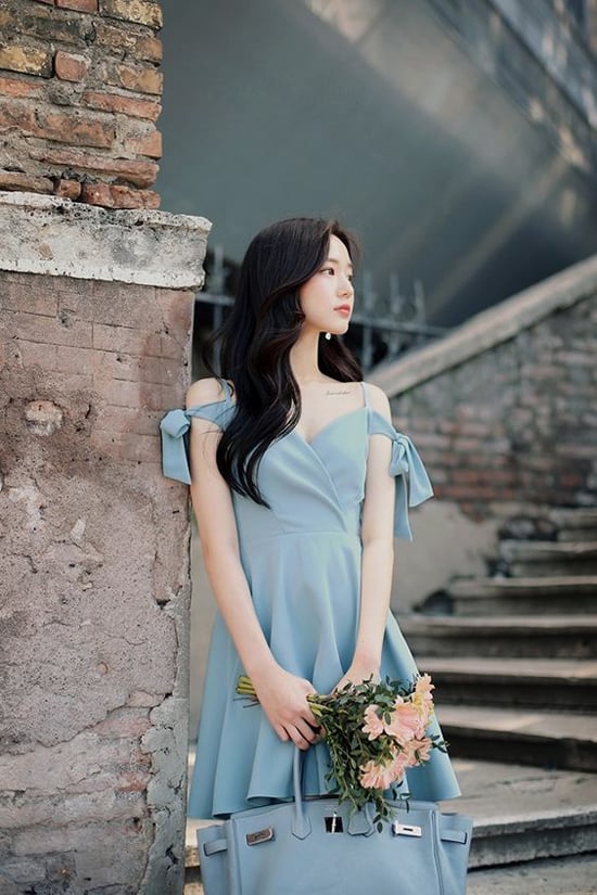 Chọn váy gợi cảm cùng tông màu dịu mắt là phương pháp 'giải nhiệt' ngày hè được nhiều bạn gái yêu thích.    