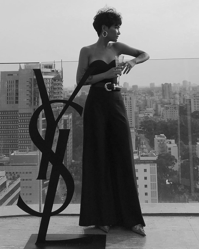 ... hay phối thắt lưng với váy liền hoặc jumpsuit, vừa tạo điểm nhấn cho set đồ lại vừa ăn gian được chiều cao.    