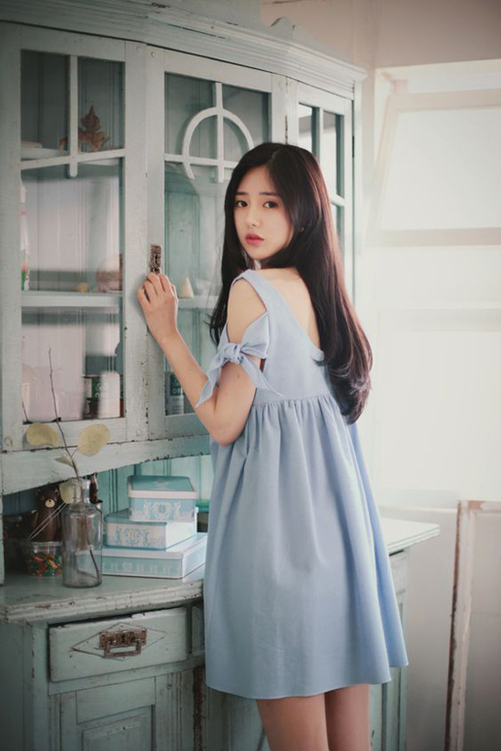 Váy suông dáng ngắn trở nên bắt mắt hơn với phần tay áo trang trí nút thắt nơ bướm.    