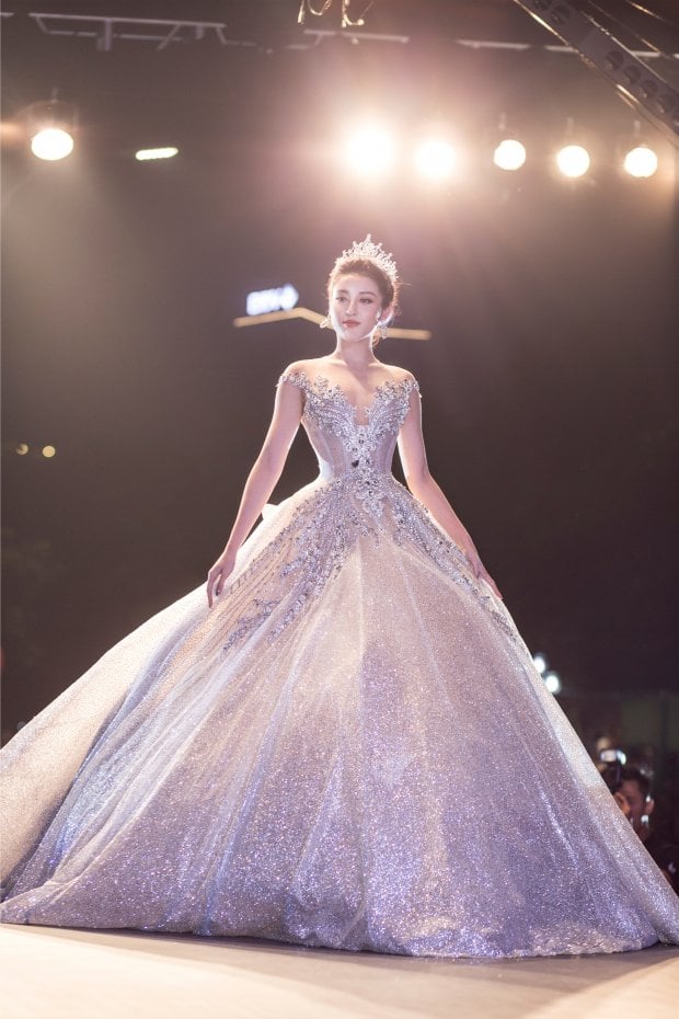 Á hậu Việt Nam 2014 tựa nữ thần, thu hút mọi ống kính máy ảnh.    
