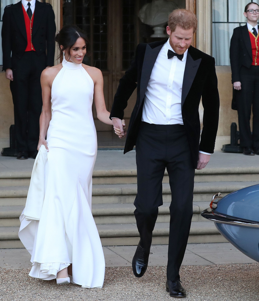 Thiết kế Stella McCartney mà Công nương Meghan Markle diện trong bữa tiệc hậu Quatrian shbet hiện đang mở đã tạo nên cơn sốt không hề thua kém chiếc váy cưới chính của cô.    