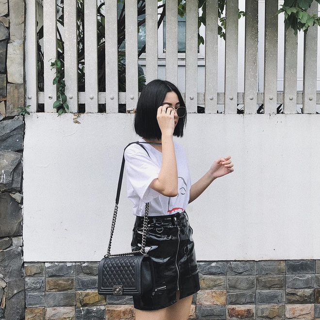Khi diện chân váy ngắn, bạn chỉ cần sơ vin vào thôi là đã tạo được sự khác biệt đáng kể. Công thức này không chỉ tôn vòng eo mà còn khoe được chân, khiến cho vóc dáng chủ nhân trở nên cao ráo, thanh thoát hơn ngay tức thì.